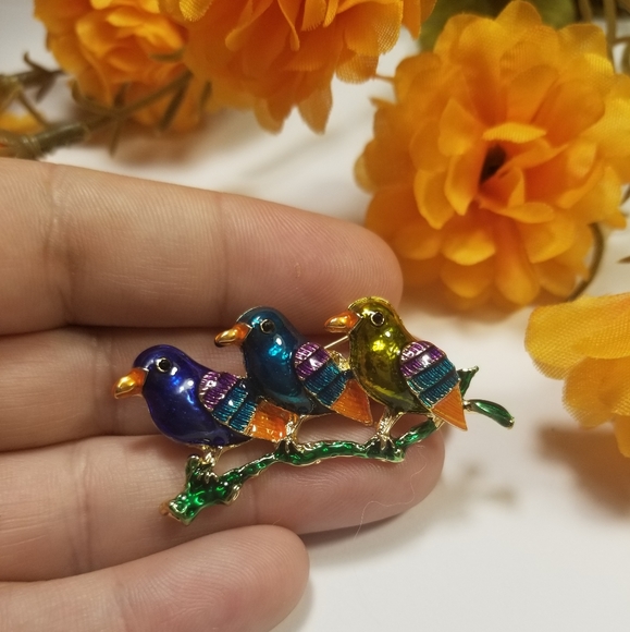 Pretty Three Bird Brooch - Picture 2 of 8